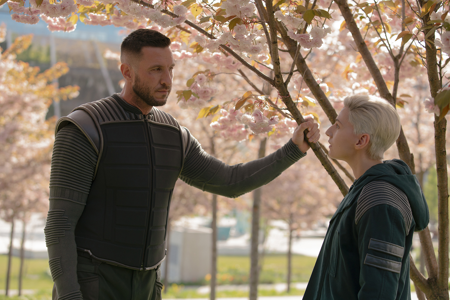 Pablo Schreiber as Master Chief and Charlie Murphy as Makee in Halo Episode 8.