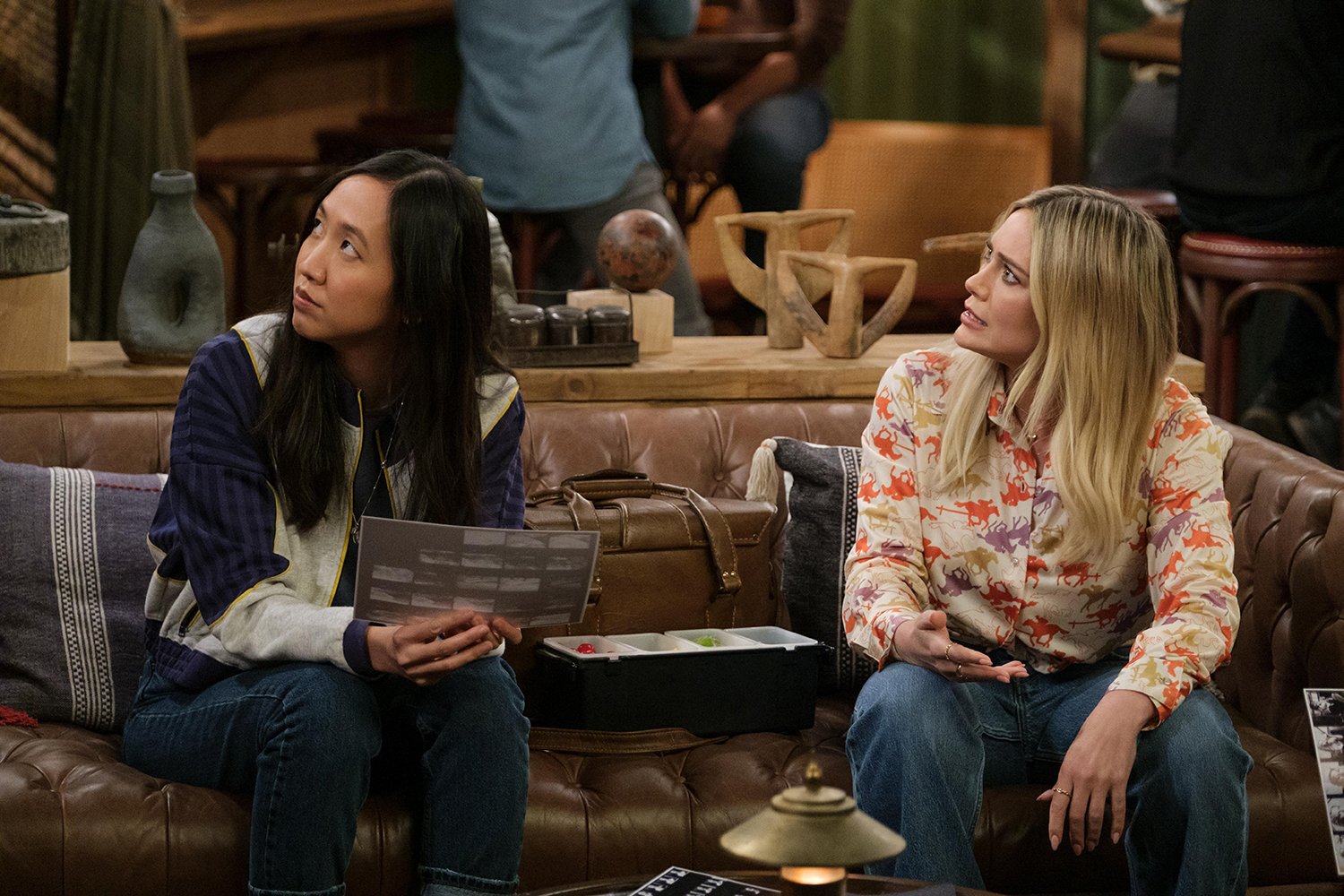 Tien Tran as Ellen and Hilary Duff as Sophie in How I Met Your Father