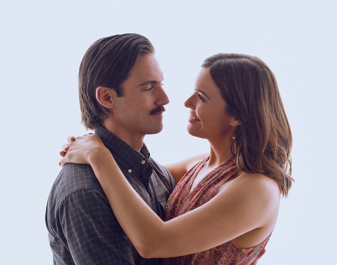 Jack Pearson (Milo Ventimiglia) and Rebecca Pearson (Mandy Moore) pose looking at each other in 'This Is Us'