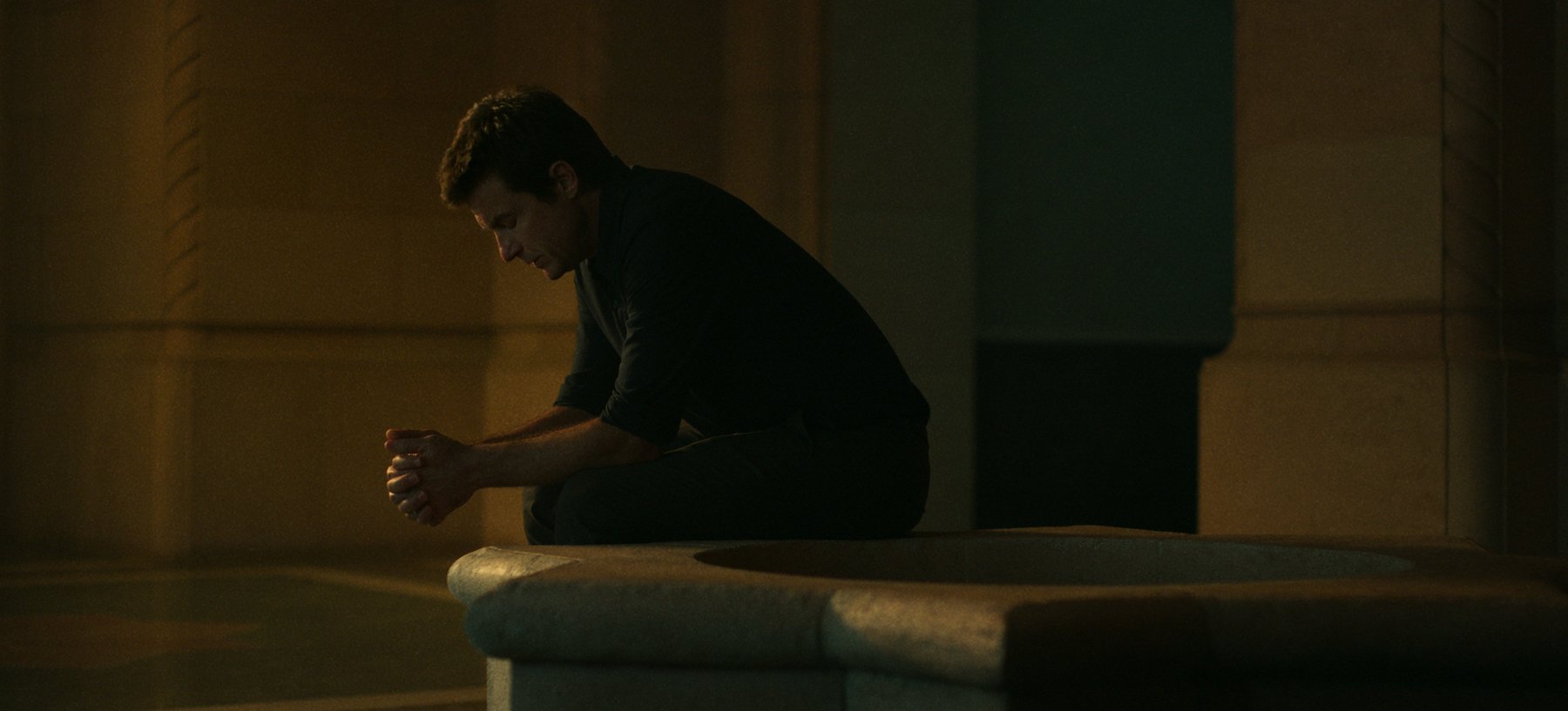 Jason Bateman as Marty Byrde sitting on top of the Navarro prison cell in Season 4 Part 2 Episode 3 of 'Ozark's final season