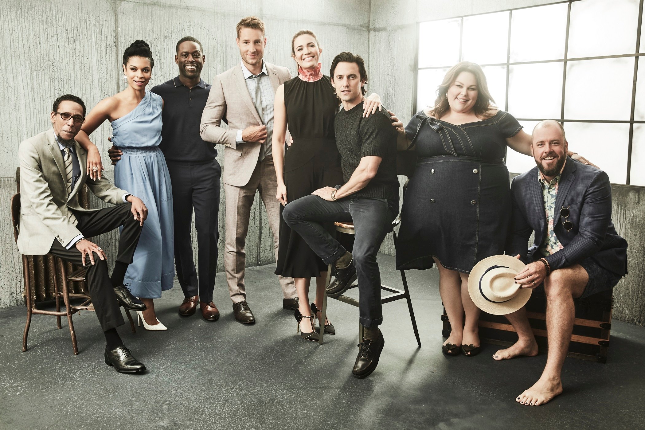 Ron Cephas Jones, Susan Kelechi Watson, Sterling K. Brown, Chrissy Metz, Mandy Moore, Milo Ventimiglia, Justin Hartley, and Chris Sullivan in a promotional photo for 'This Is Us'