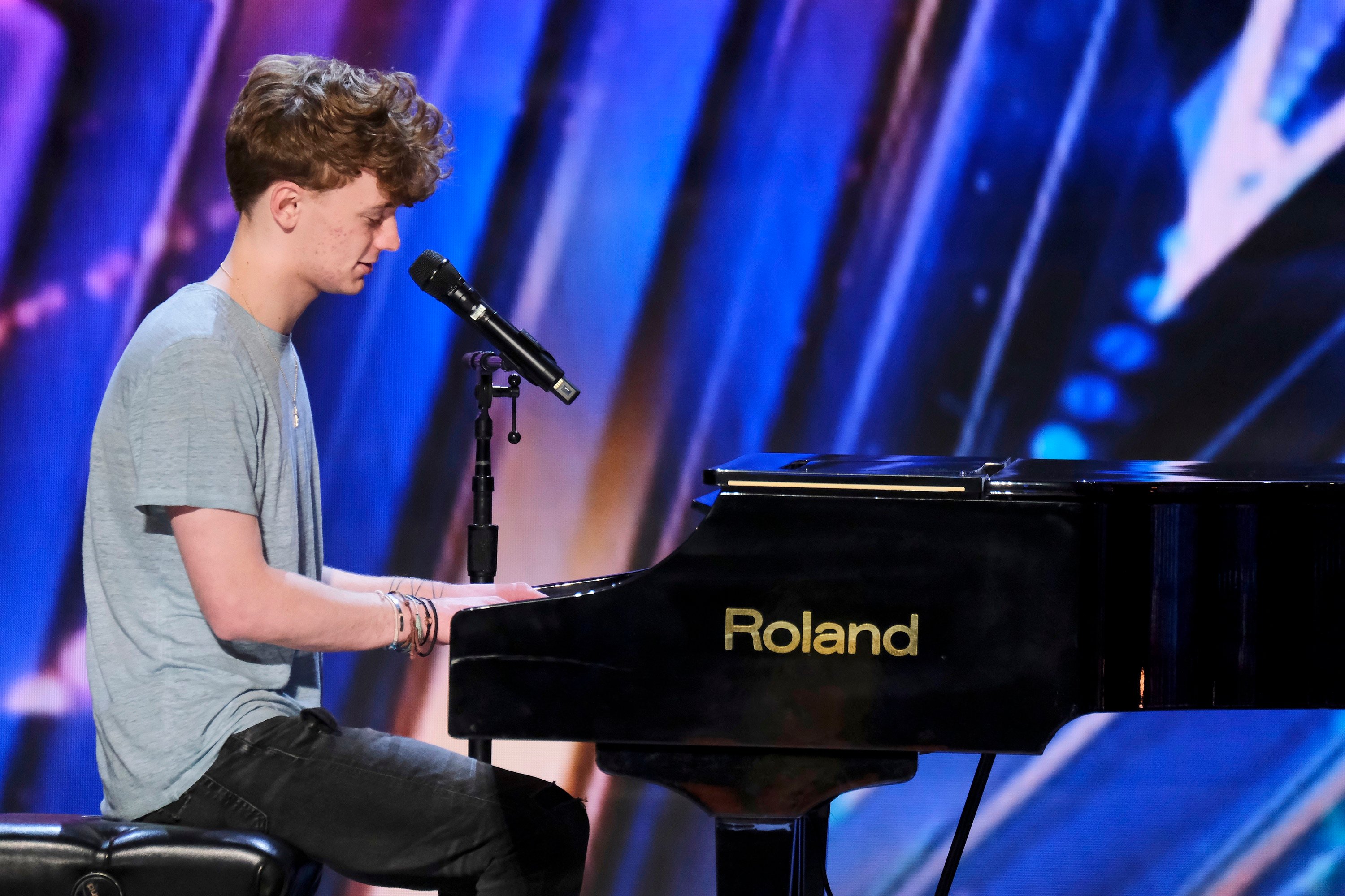 'AGT' Season 17: Kieran Rhodes playing the piano and singing 'Disengage'