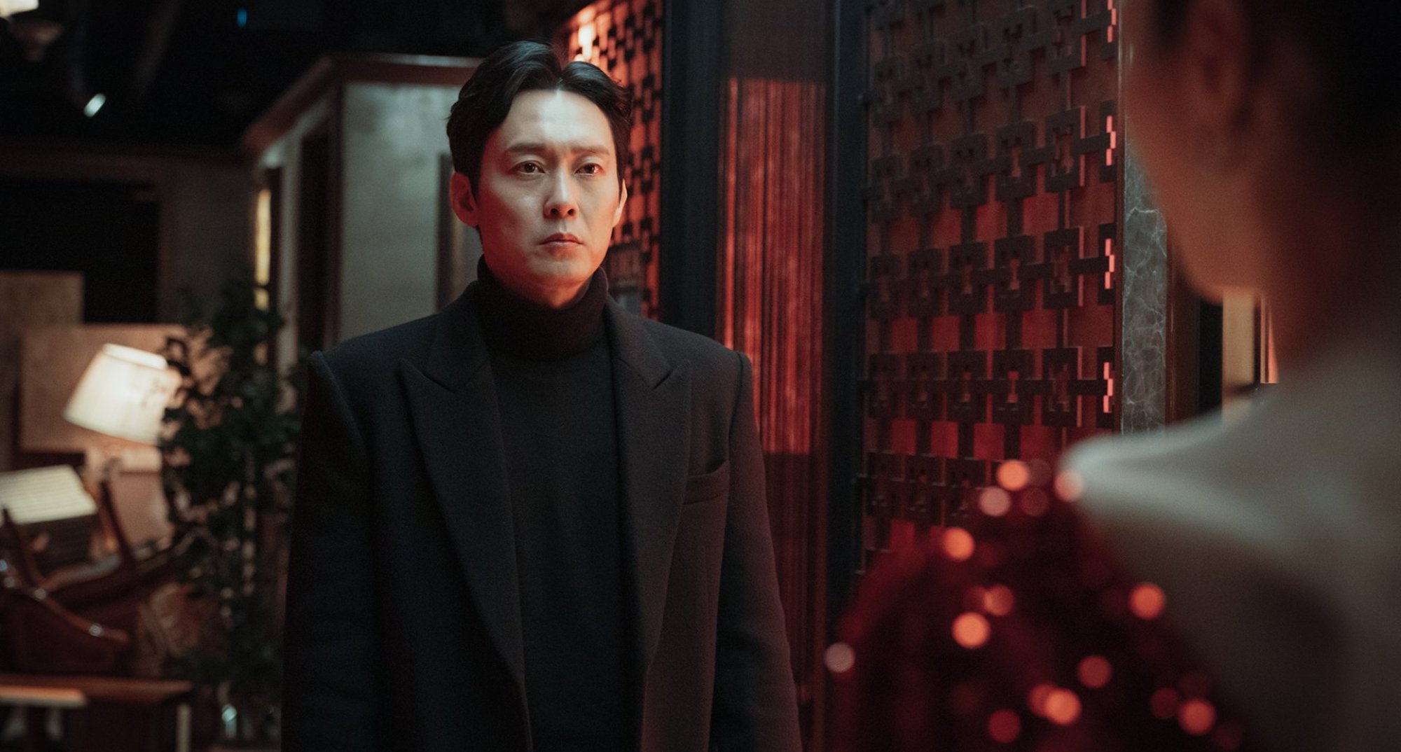 Actor Park Byung-eun as Yoon-kyum in 'Eve' Episode 4 wearing a black coat in regards to fan theory.