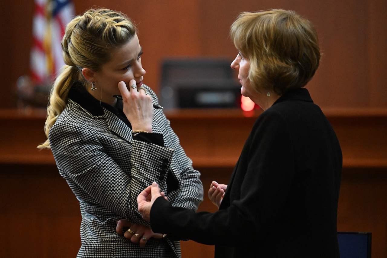 Amber Heard and her attorney Elaine Bredehoft in court