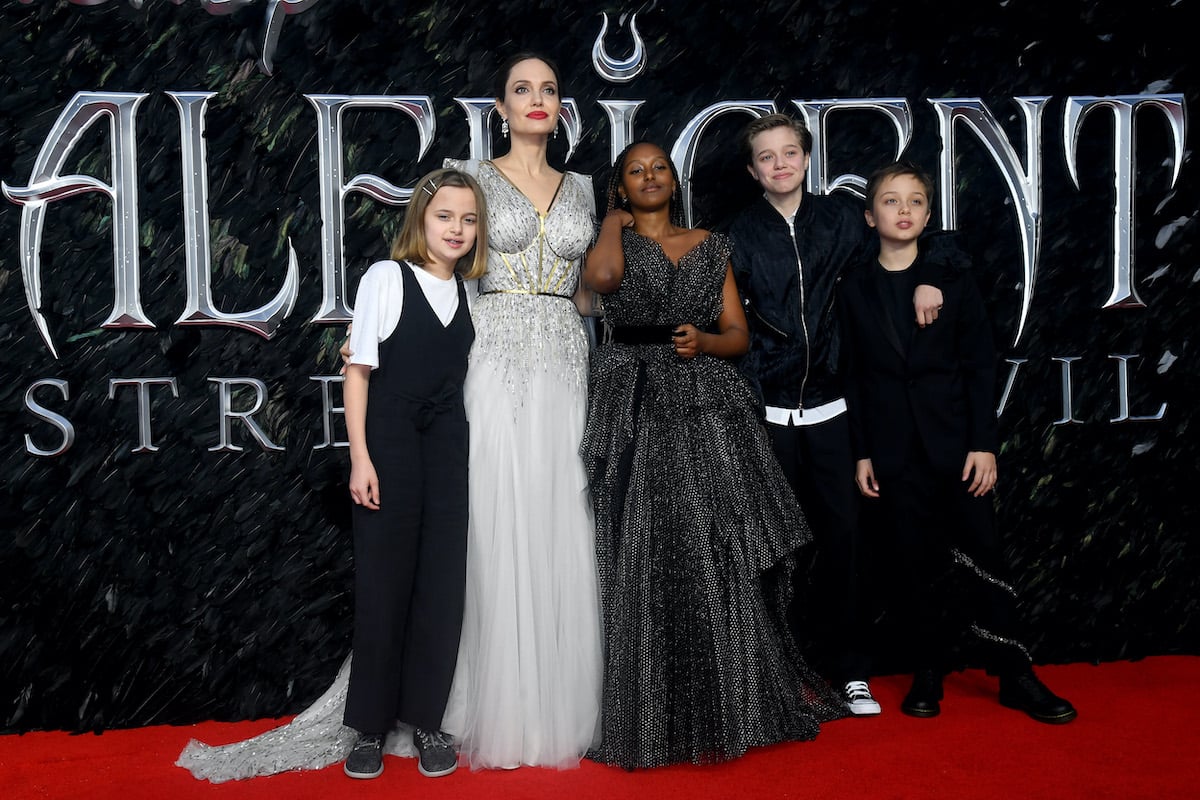 Vivienne Jolie-Pitt (L) with mother Angelina Jolie and siblings Zahara Marley Jolie-Pitt, Shiloh Nouvel Jolie-Pitt and Knox Leon Jolie-Pitt smiling