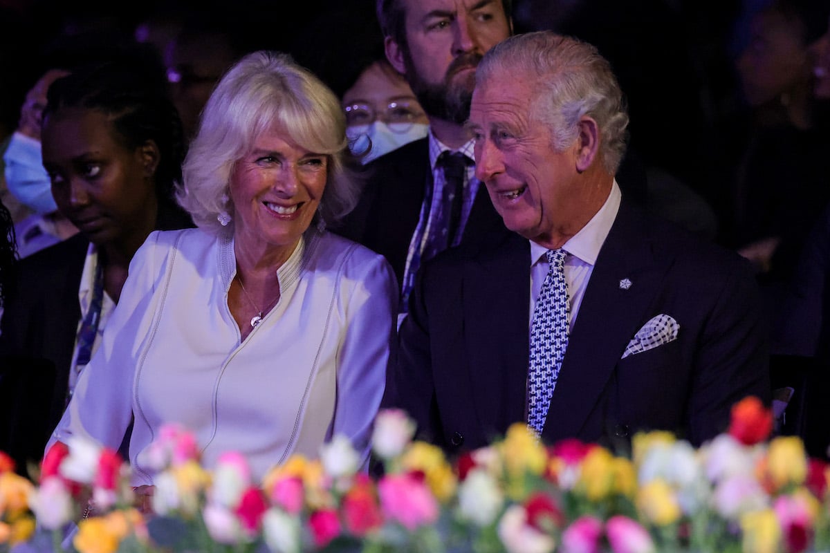 Camilla Parker Bowles, die der britischen Vogue ein Interview gab, lächelt, als sie neben Prinz Charles sitzt