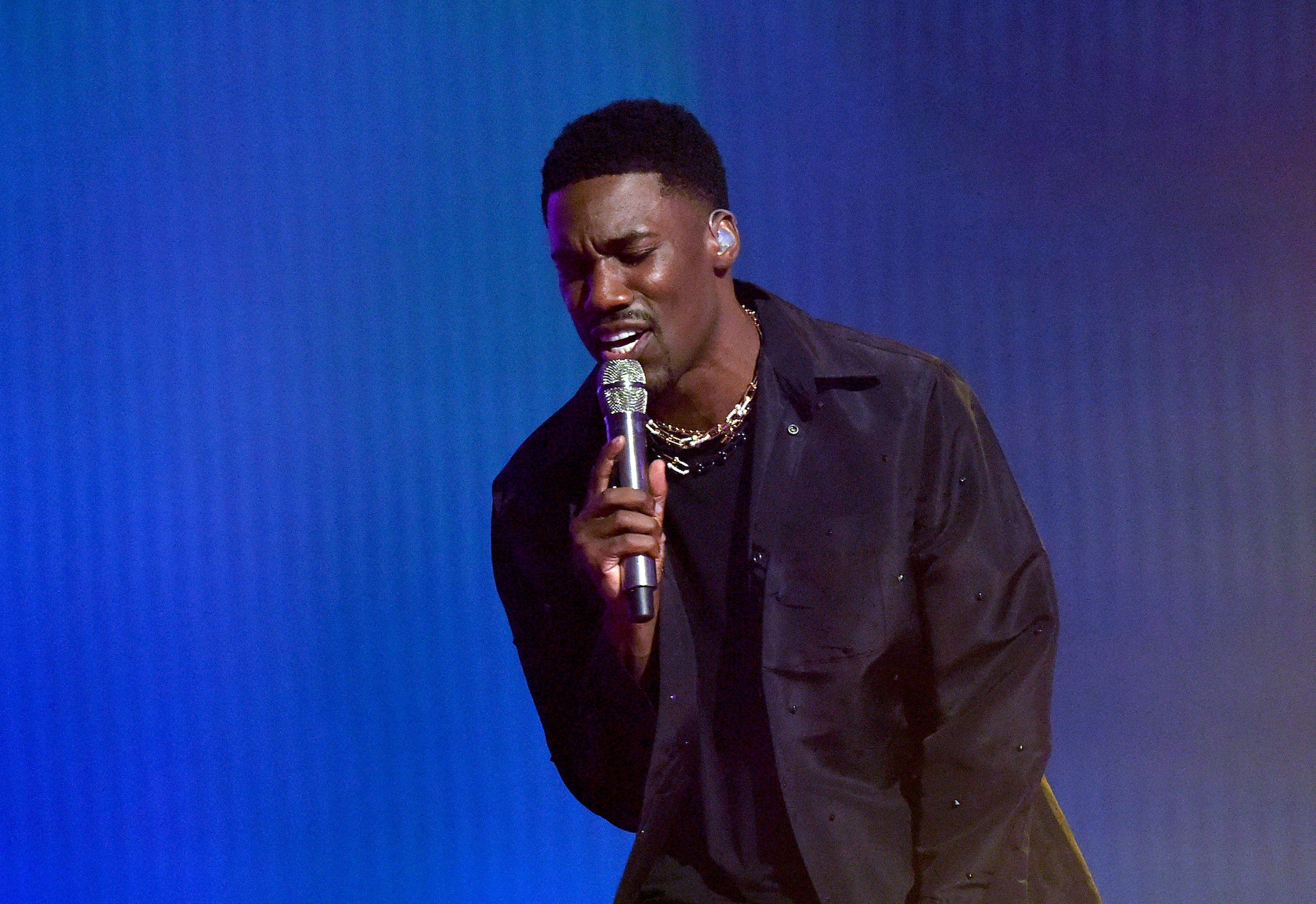 Givēon singing at the BET Awards