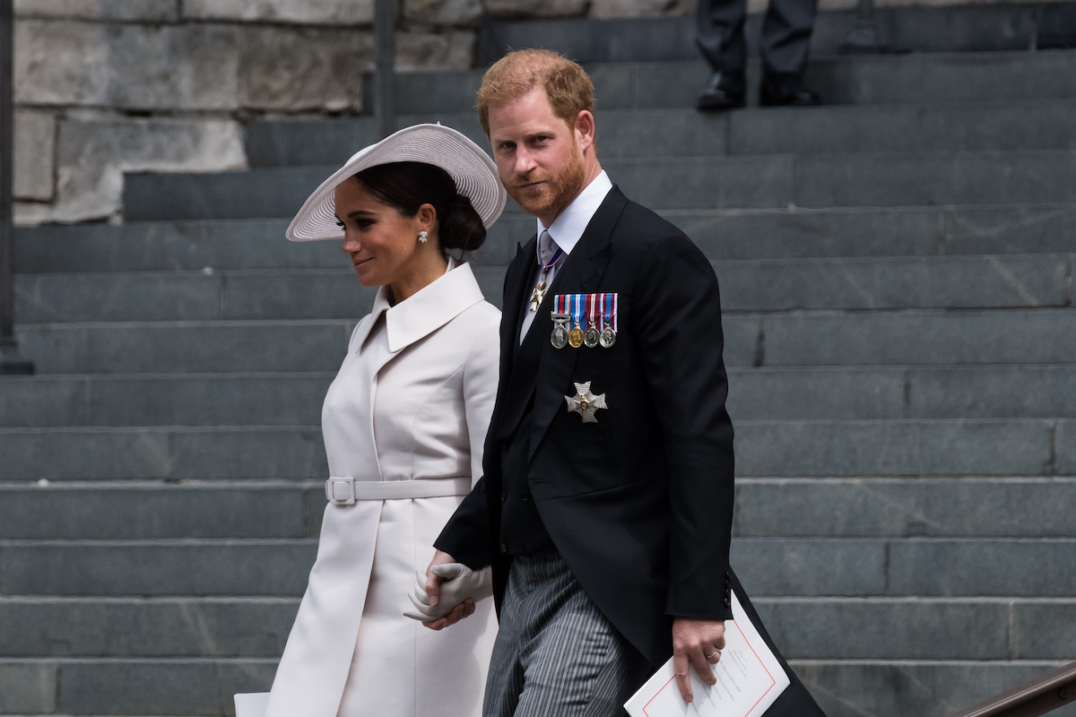 Meghan Markle und Prinz Harry, die laut einem königlichen Experten wegen der Sitzplätze nicht am Platinum Jubilee-Festzug teilgenommen haben, gehen am Platinum Jubilee-Wochenende die Stufen der St. Paul's Cathedral entlang
