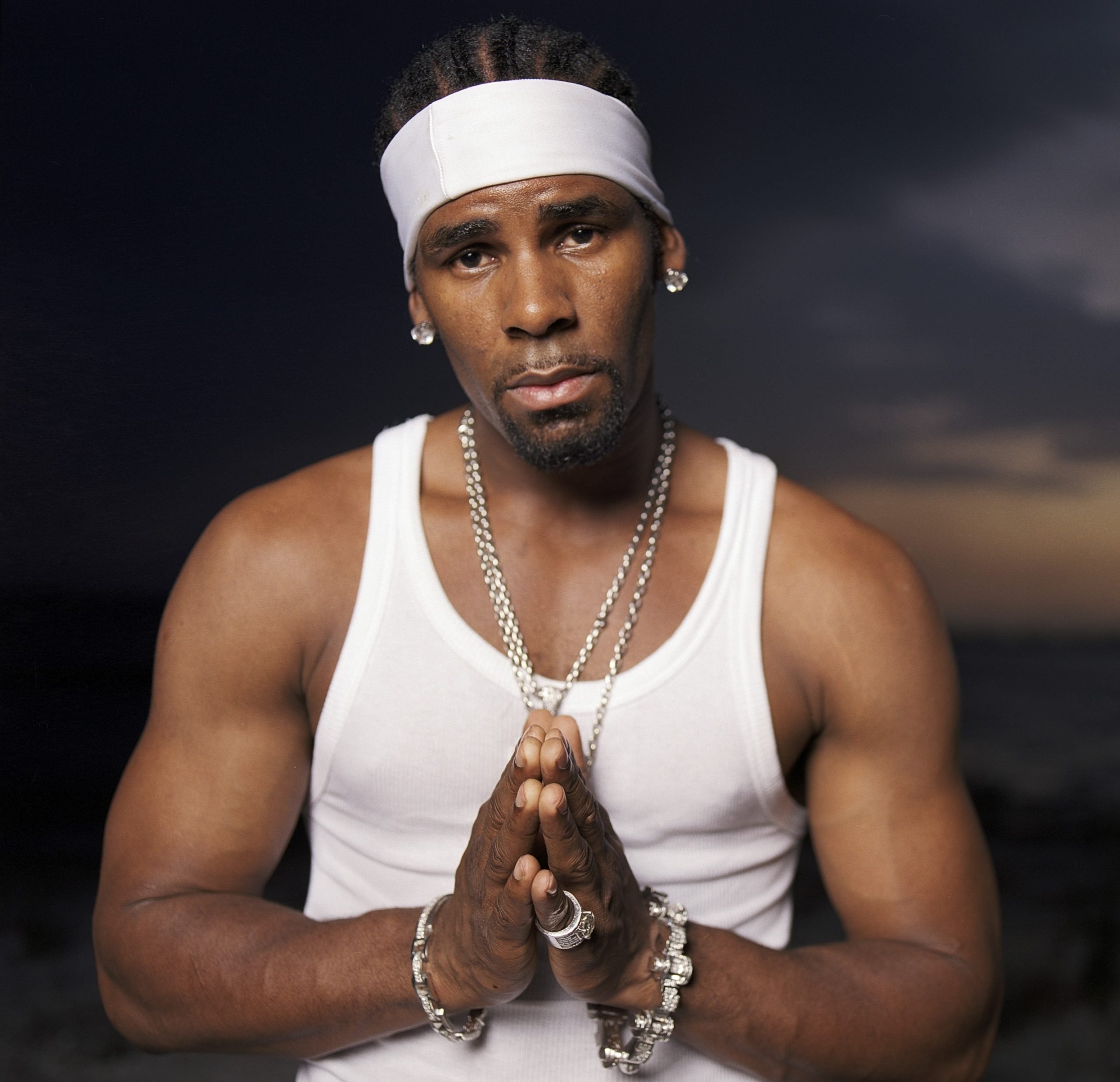 R. Kelly wearing a headband