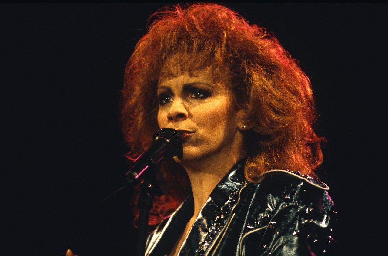 Reba McEntire sings a song at Shoreline Amphitheatre on April 16, 1993 in Mountain View, California