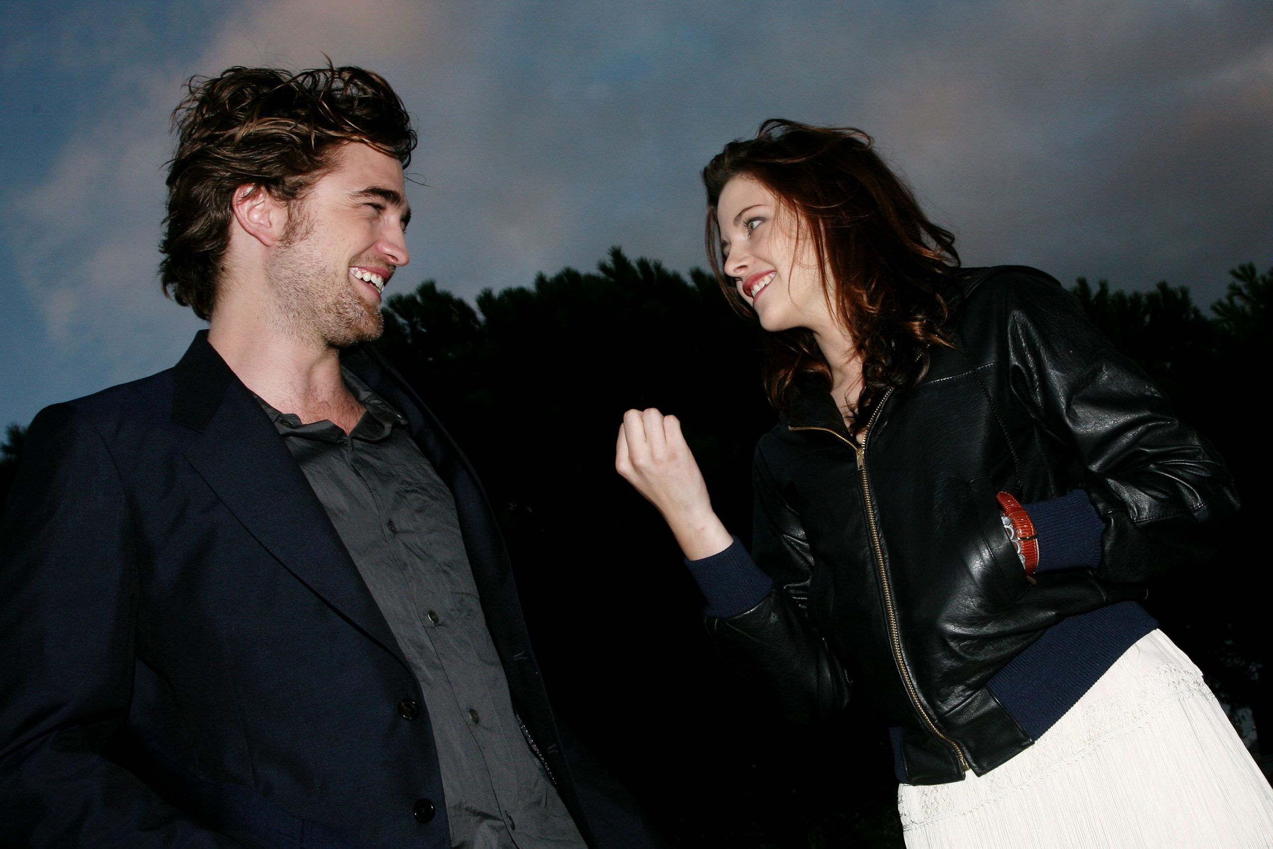 Kristen Stewart jokingly shows Robert Pattinson her fist during the premiere of 'Twilight' 
