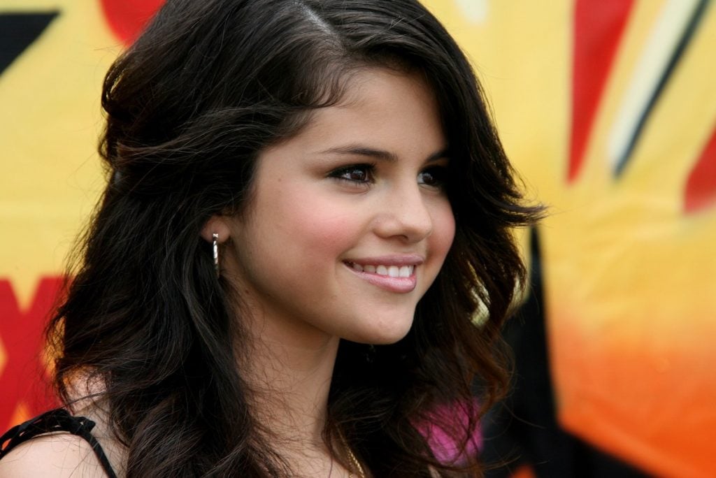 Actress Selena Gomez arrives at the 2007 Teen Choice Awards
