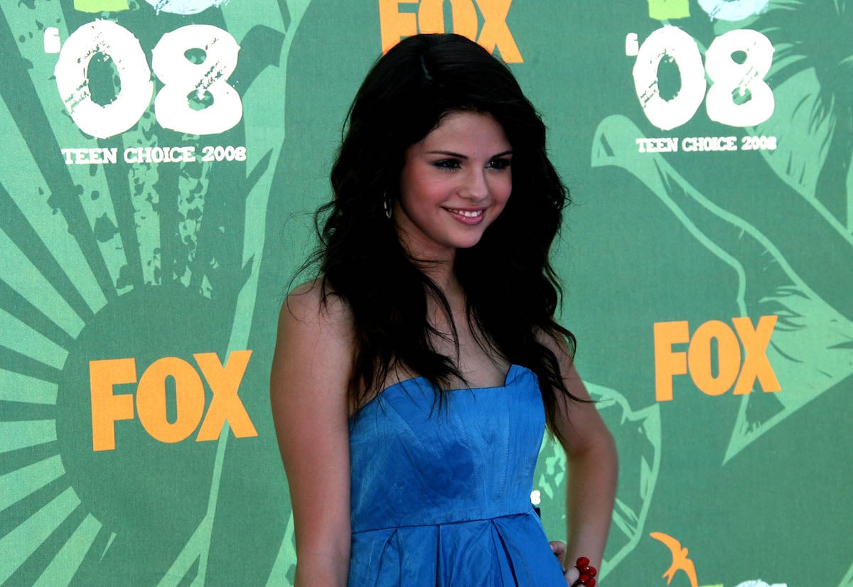 Actress Selena Gomez poses for photos at the 2008 Teen Choice Awards