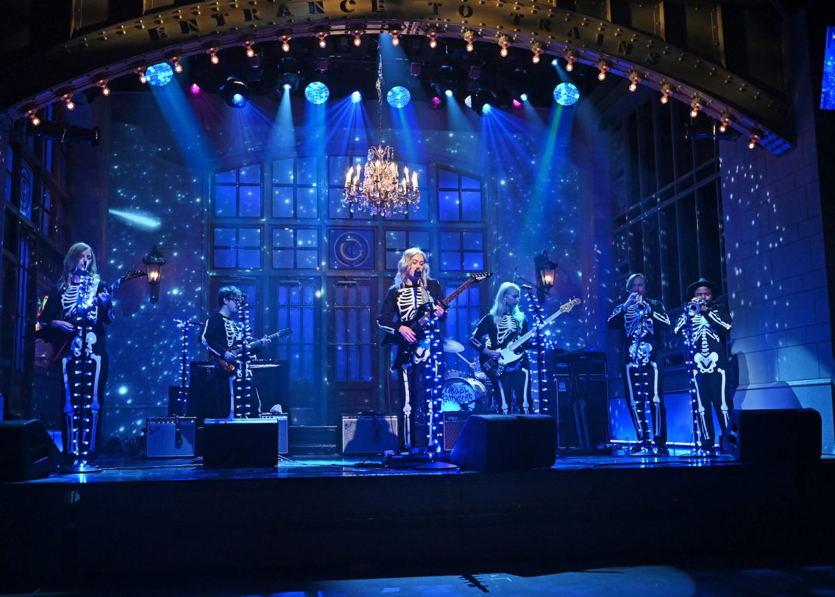 Episódio 'Saturday Night Live' com Dan Levy e a convidada musical Phoebe Bridgers