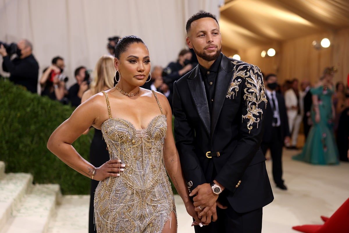  Stephen Curry and Ayesha Curry pose for photos at the Met Gala
