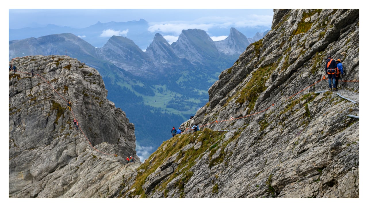 The Amazing Race 33 screenshot of racers on a mountain