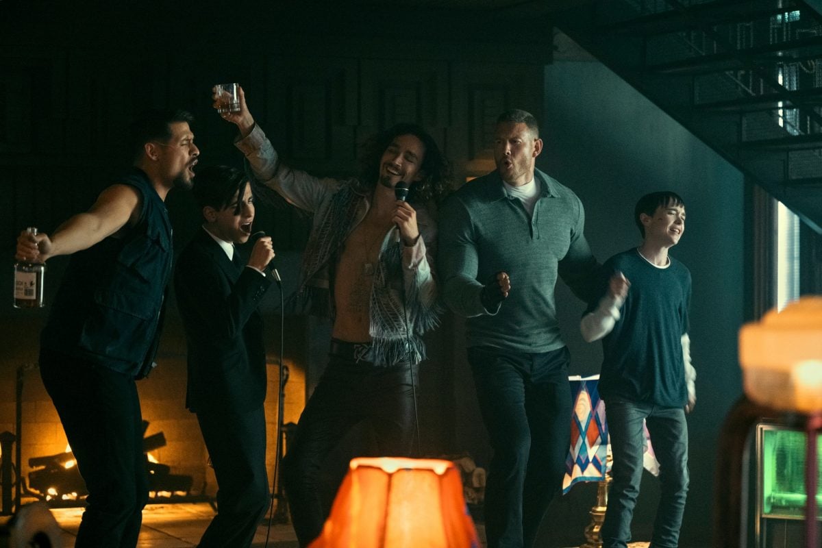 'The Umbrella Academy' wedding episode David Castañeda as Diego, Aidan Gallagher as Five, Robert Sheehan as Klaus, Tom Hopper as Luther, Elliot Page as Viktor singing karaoke together under a staircase