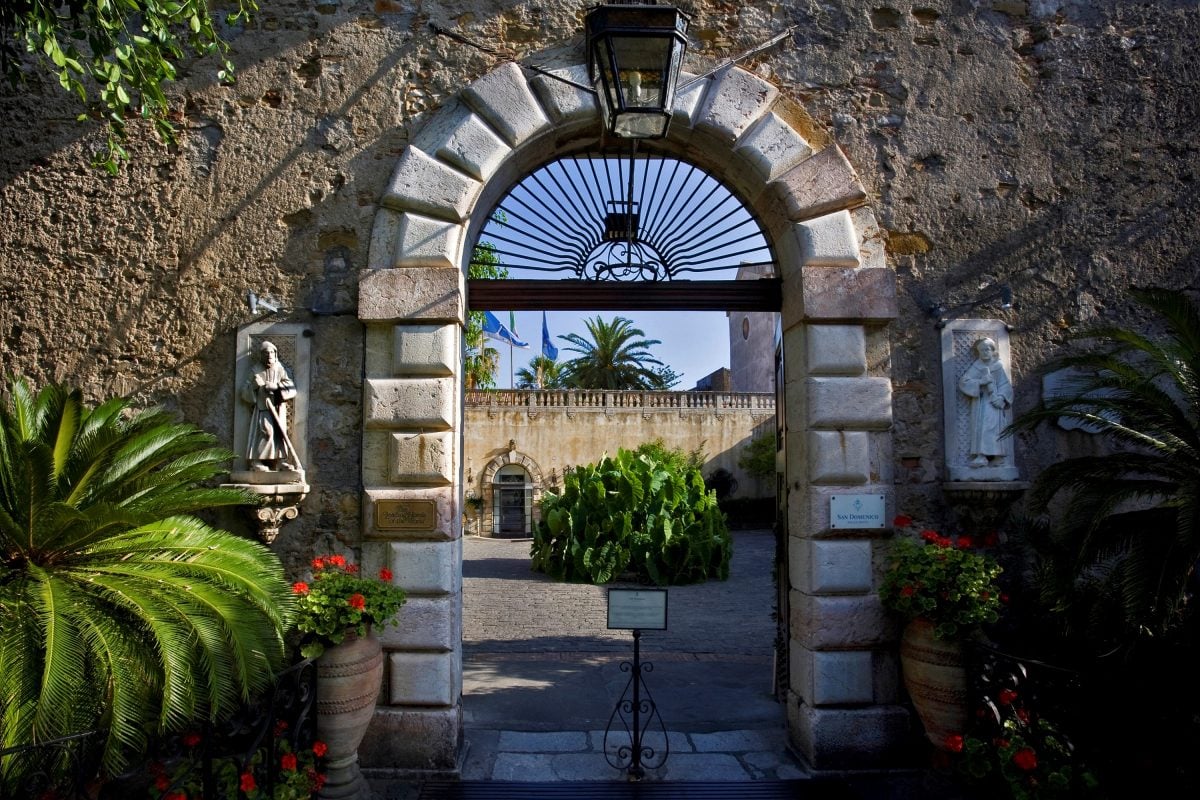 Entrada al Hotel San Dominico en Dormina, Sicilia, Italia, Europa, donde se filmó la temporada 2 de 'The White Lotus'.