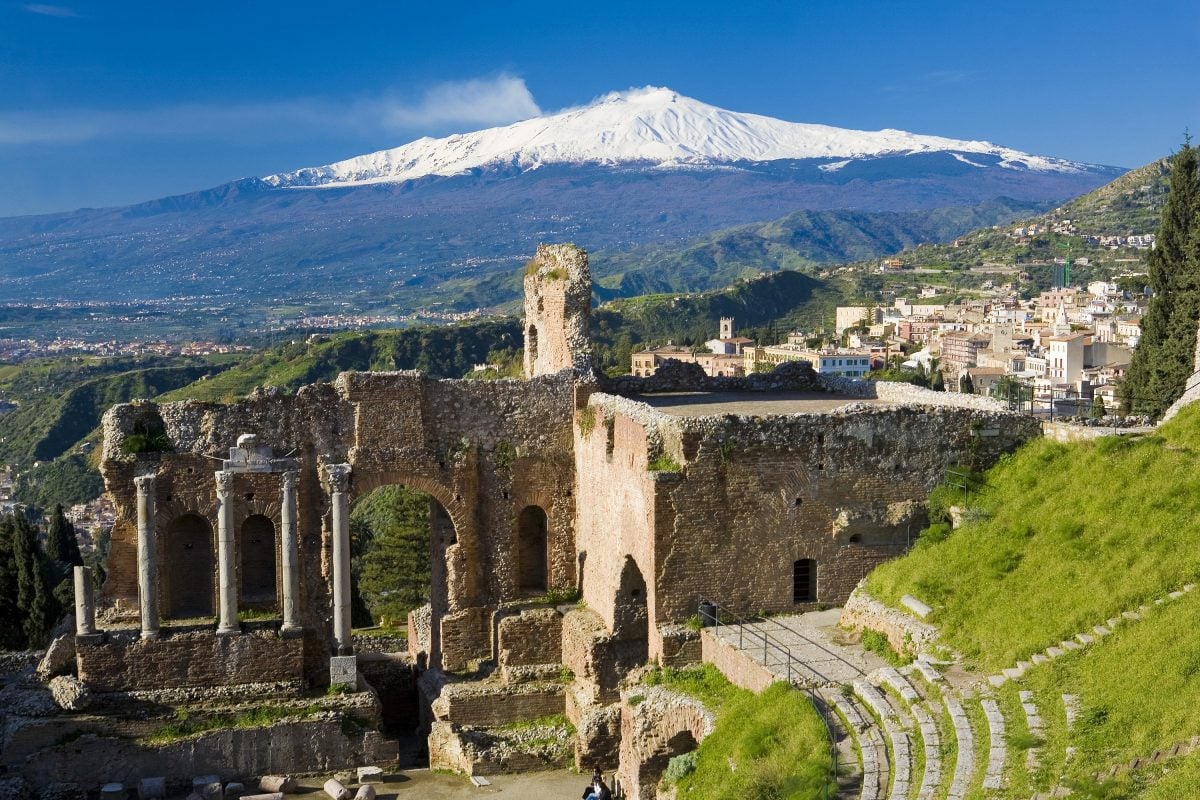 Το ελληνικό θέατρο μπροστά από το όρος Αίτνα στην Ταορμίνα της Σικελίας της Ιταλίας όπου γυρίστηκε η δεύτερη σεζόν του Λευκού Λωτού.