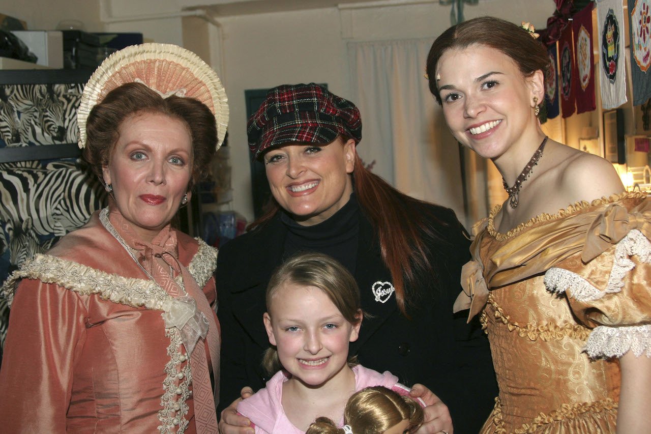 Maureen McGovern、Wynonna Judd、她的女兒 Grace 和 Sutton Foster 在百老彙的“小婦人”後台合影留念
