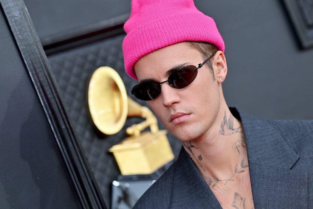 Despacito singer Justin Bieber headshot in a pink hat and sunglasses