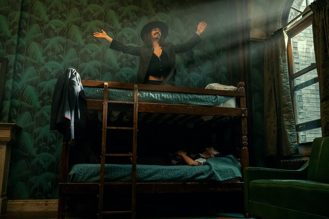 Klaus Hargreeves (Robert Sheehan) and Five (Aidan Gallagher) sit on bunkbeds in season 3 of 'The Umbrella Academy'