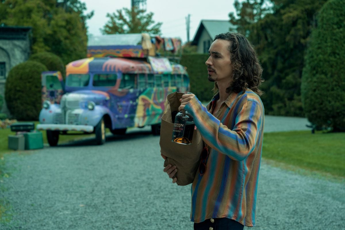 Klaus (Robert Sheehan) holds a bag of liquor outside of the cult he creates in 'The Umbrella Academy' Season 2