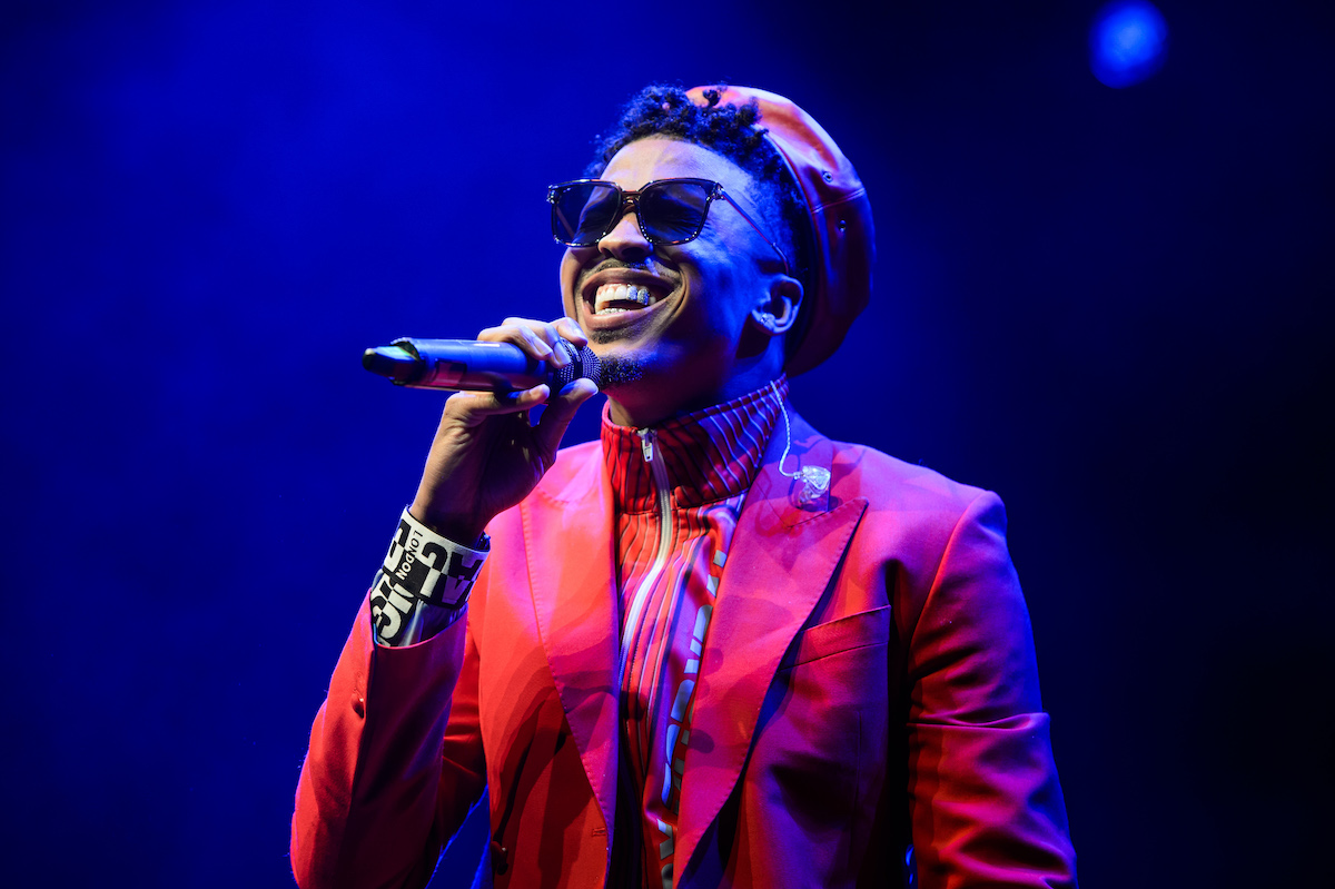 August Alsina performing