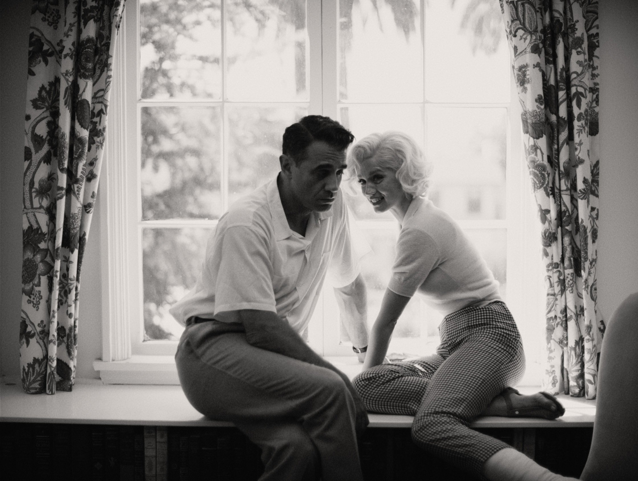 Bobby Cannavale as Joe DiMaggio and Ana de Armas as Marilyn Monroe in Blonde