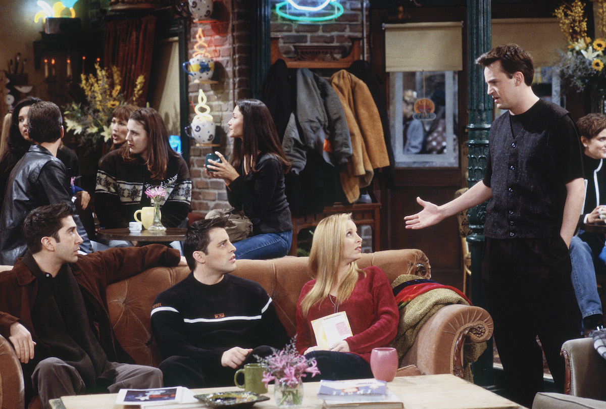 'Friends': Matthew Perry stands and speaks to Lisa Kudrow, Matt LeBlanc, and David Schwimer on the couch
