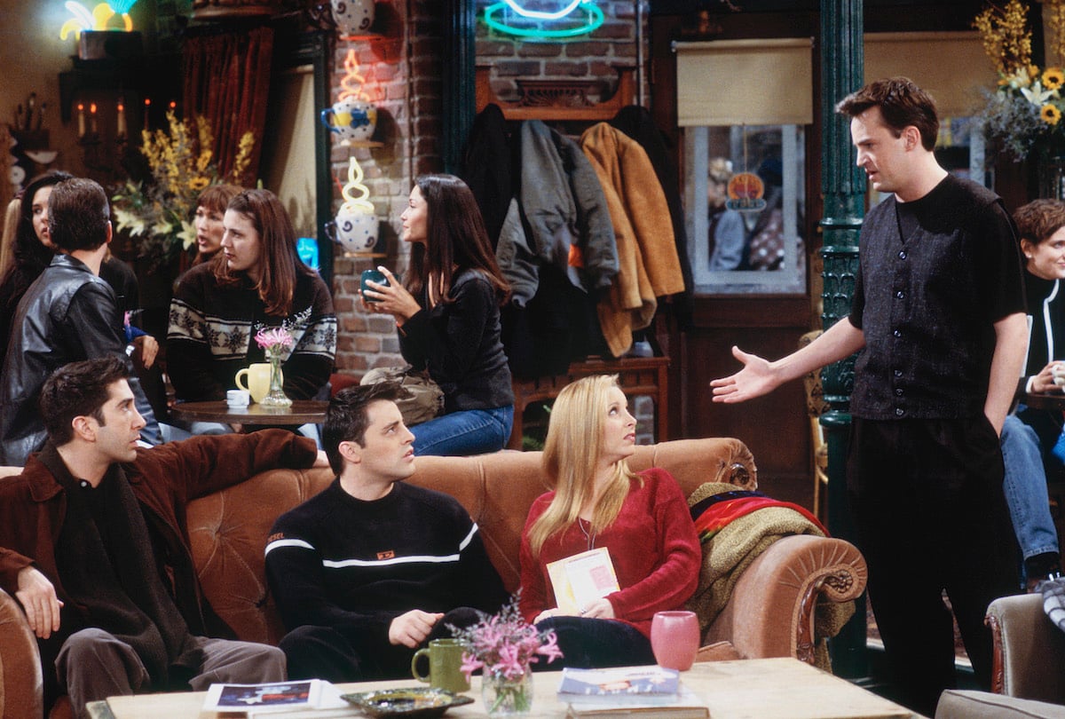 'Friends': Matthew Perry stands and speaks to Lisa Kudrow, Matt LeBlanc, and David Schwimer on the couch