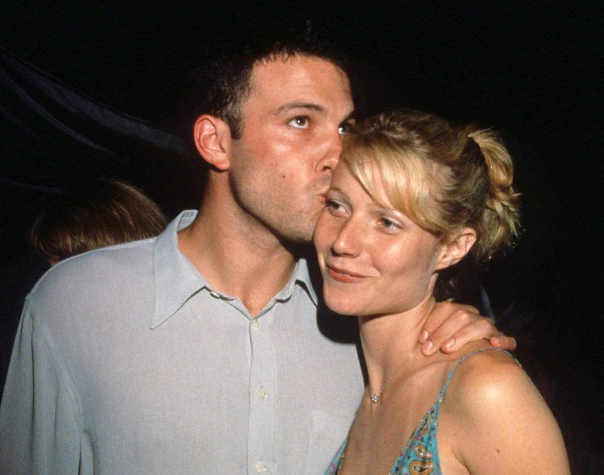 Gwyneth Paltrow getting kissed on the cheek by Ben Affleck in 1998