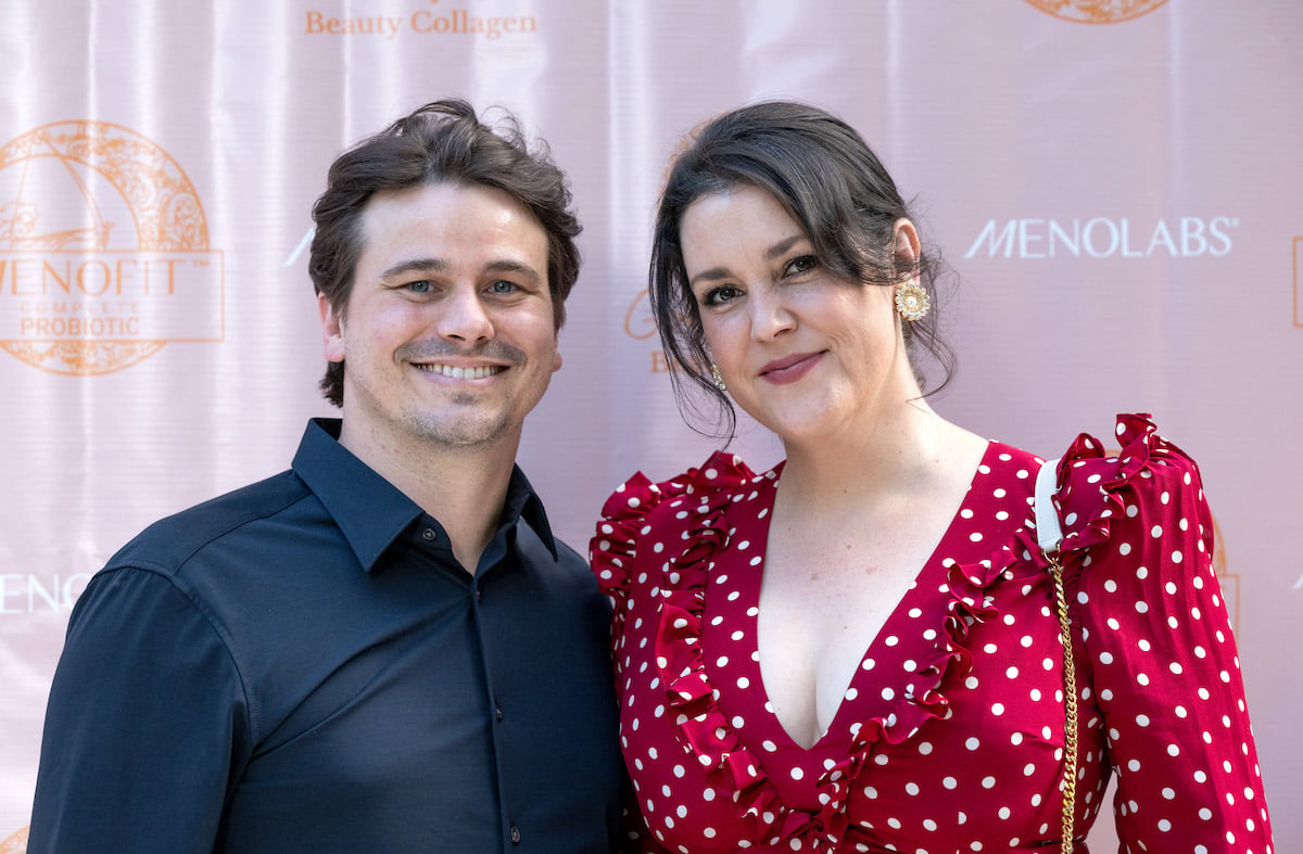 Jason Ritter and Melanie Lynskey smiling