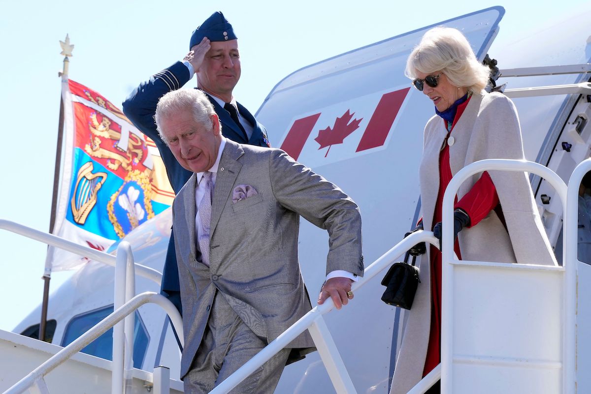 Prinz Charles und Camilla Parker Bowles, die sagten, dass sie und Prinz Charles auf Reisen lesen, kommen in Kanada an 