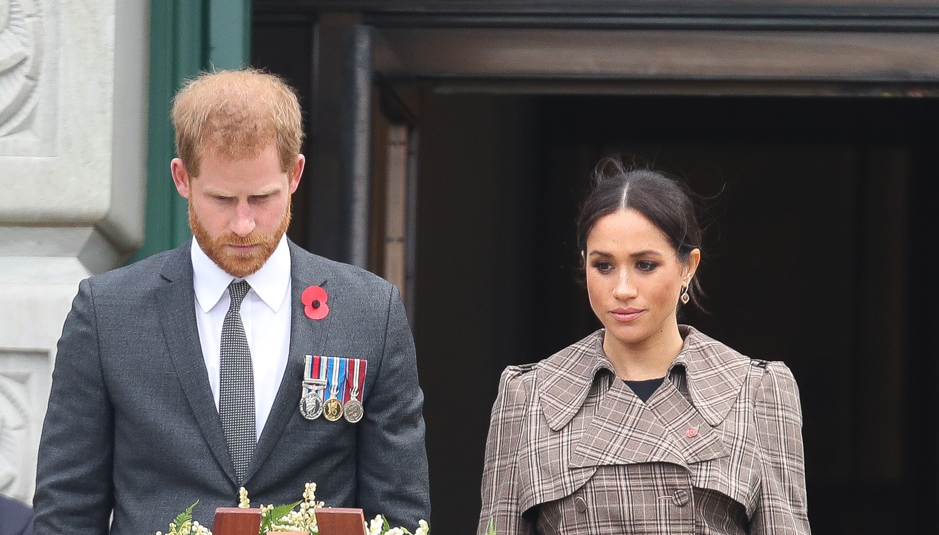 Prince Harry and Meghan Markle laying a wreath at the National War Memorial