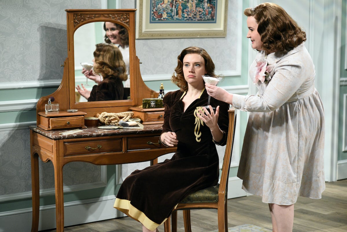 Kate McKinnon and Aidy Bryant dressed in 1940s costumes in an 'SNL' sketch 