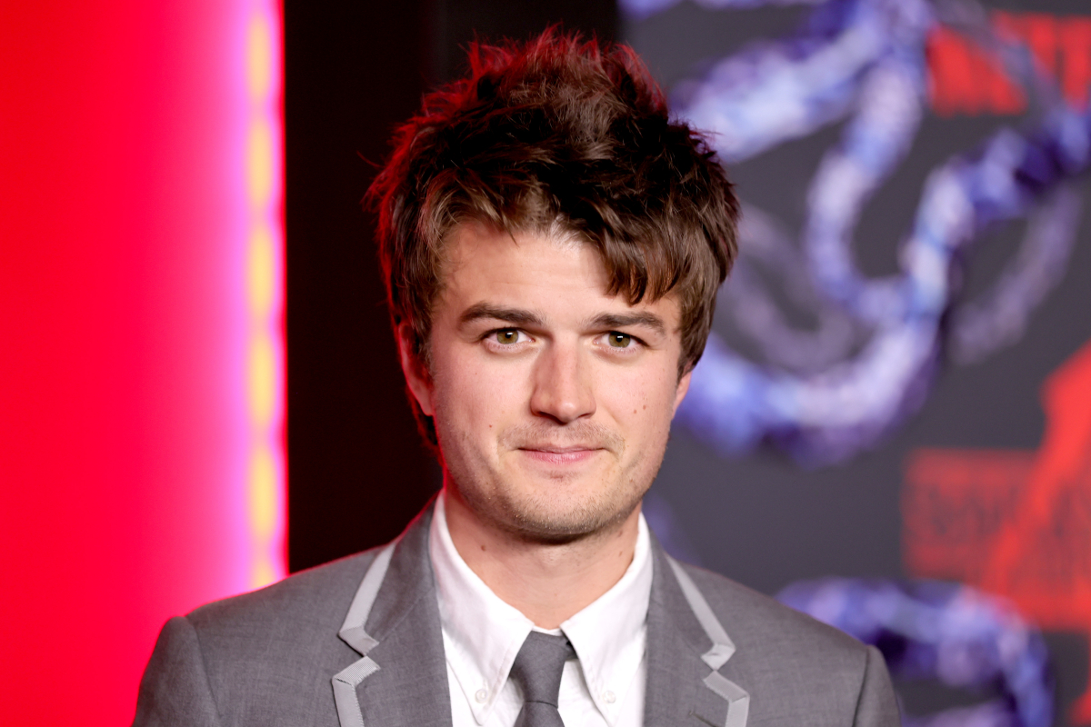 Stranger Things star Joe Keery attend the show's season 4 New York Premiere wearing a gray suit and tie.