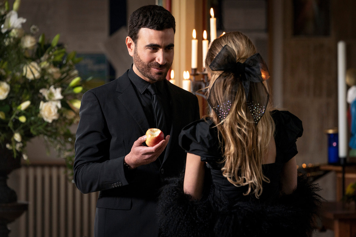 'Ted Lasso': Brett Goldstein holds a bitten apple at a funeral with Juno Temple