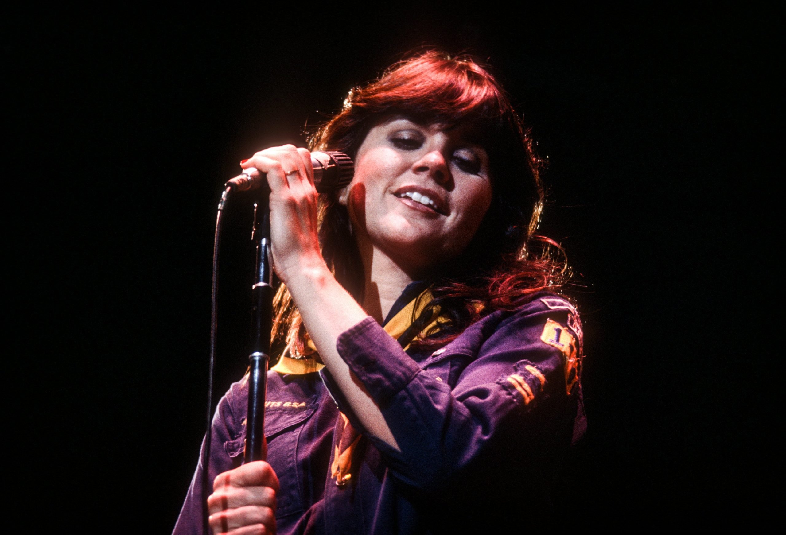 Linda Ronstadt holding a microphone