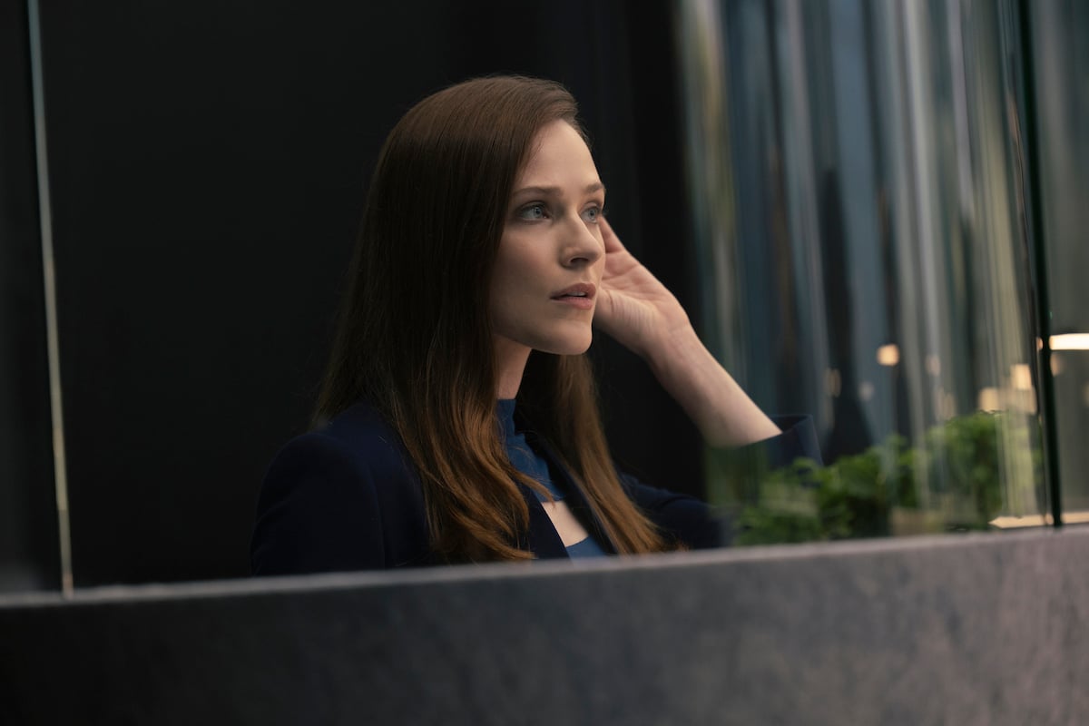 „Westworld“ Staffel 4: Als Christina berührt Evan Rachel Wood ihr Ohr und hat das Gefühl, dass es eine Ähnlichkeit mit Dolores gibt