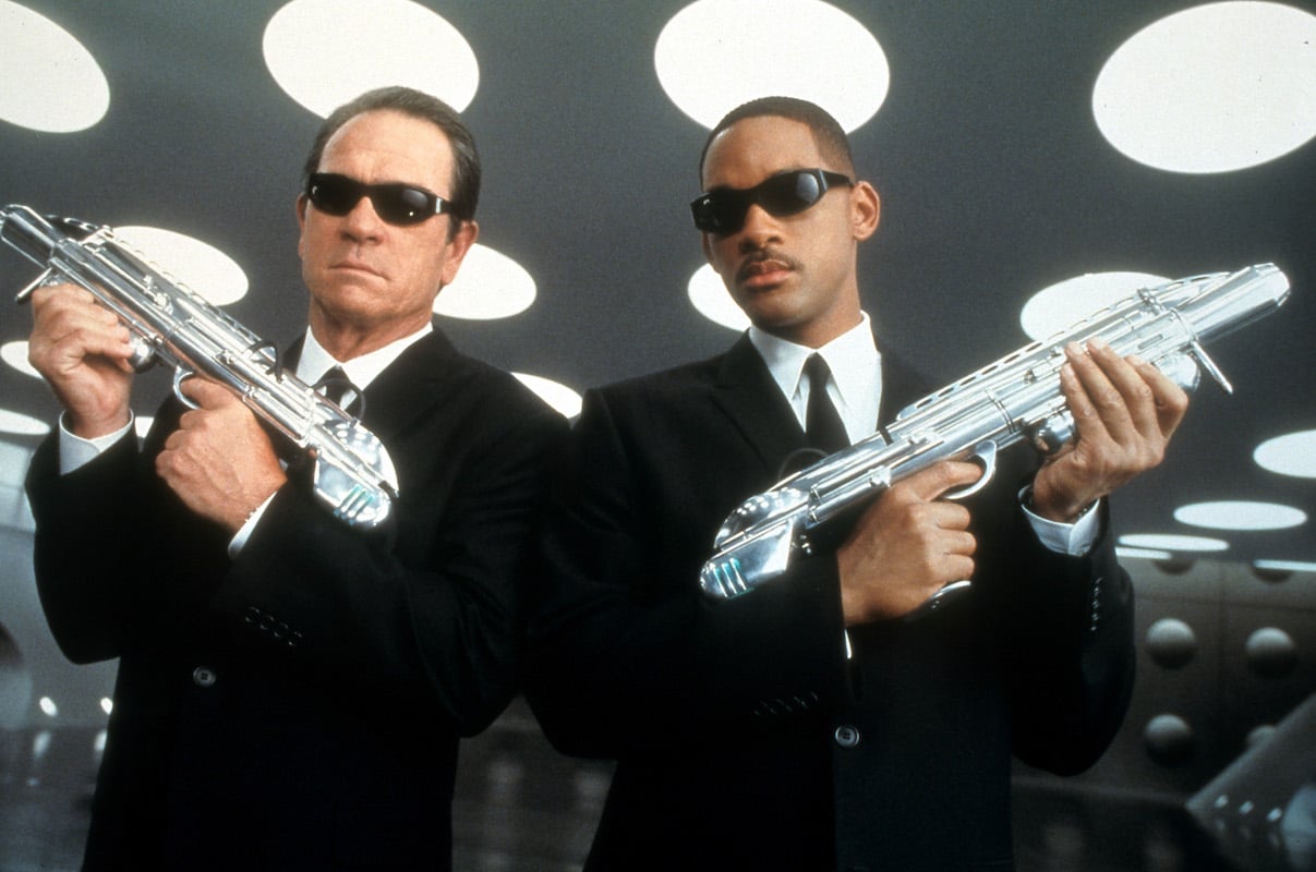 Will Smith and Tommy Lee Jones hold their 'Men in Black' guns