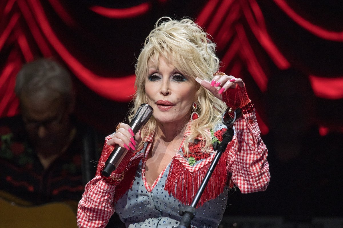 No, Dolly Parton Didn’t Have Any Ribs Removed, Despite Rumors