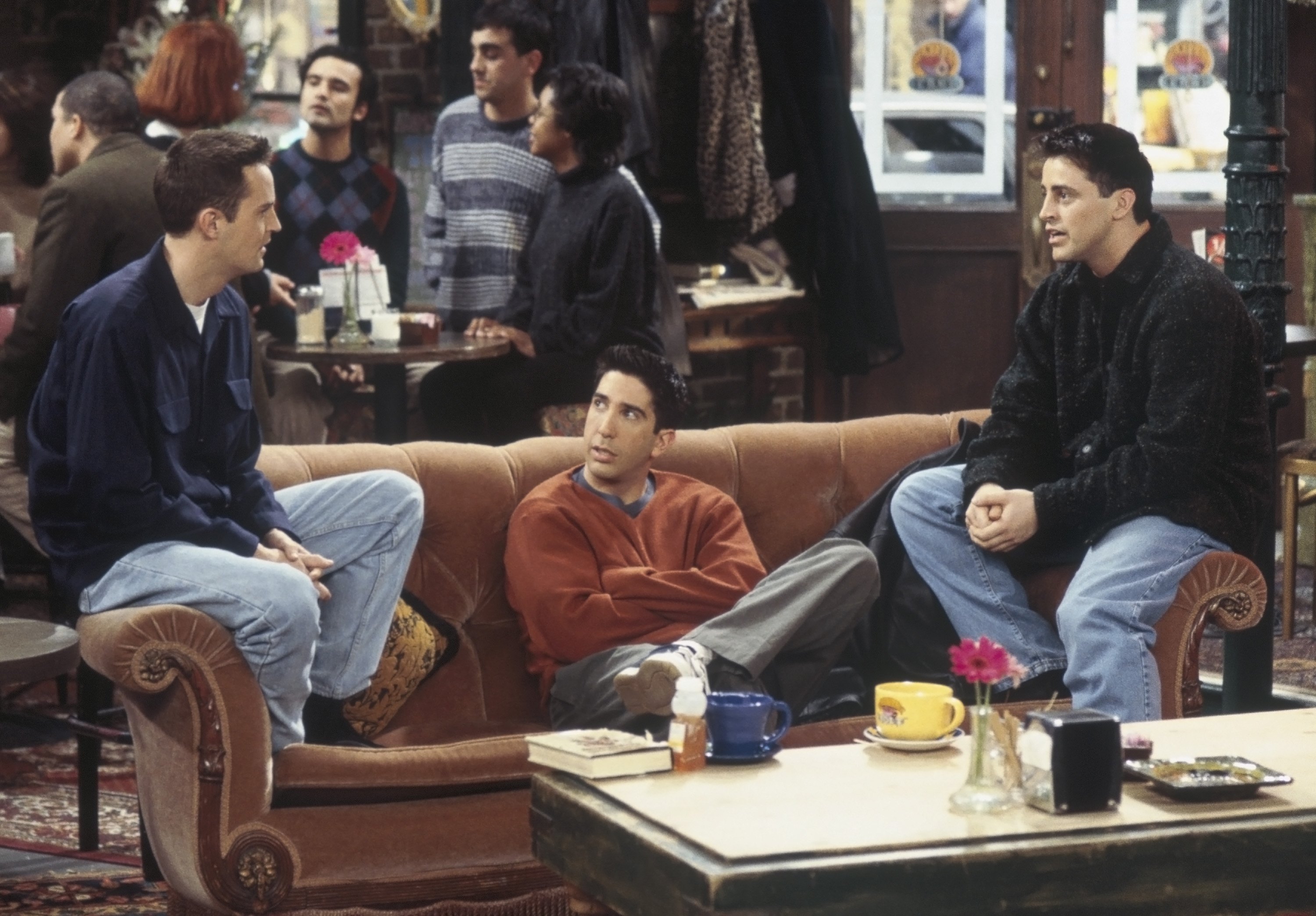 Matthew Perry as Chandler Bing, David Schwimmer as Ross Geller, Matt LeBlanc as Joey Tribbiani in 'Friends'