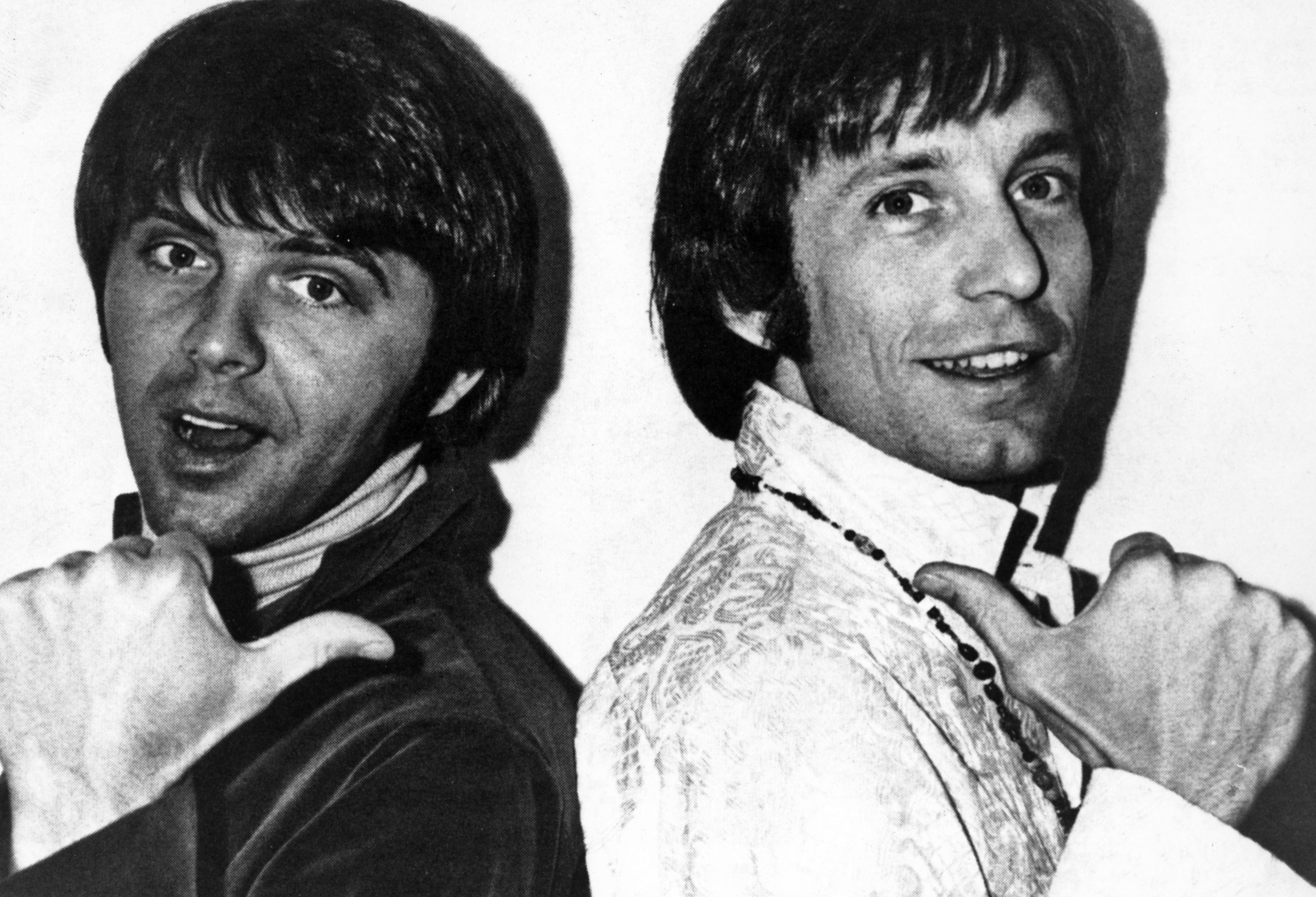 The Monkees' songwriters Tommy Boyce and Bobby Hart pointing at each other