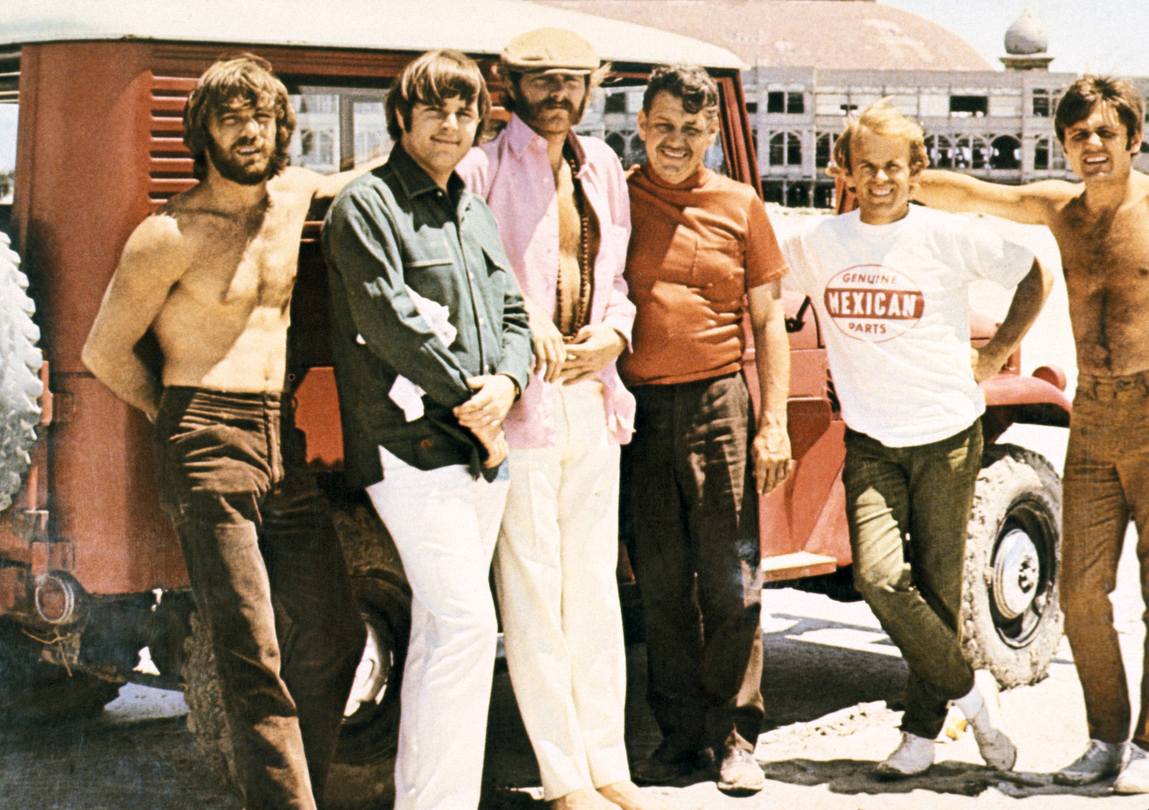 "Fun, Fun Fun" era Beach Boys near a car