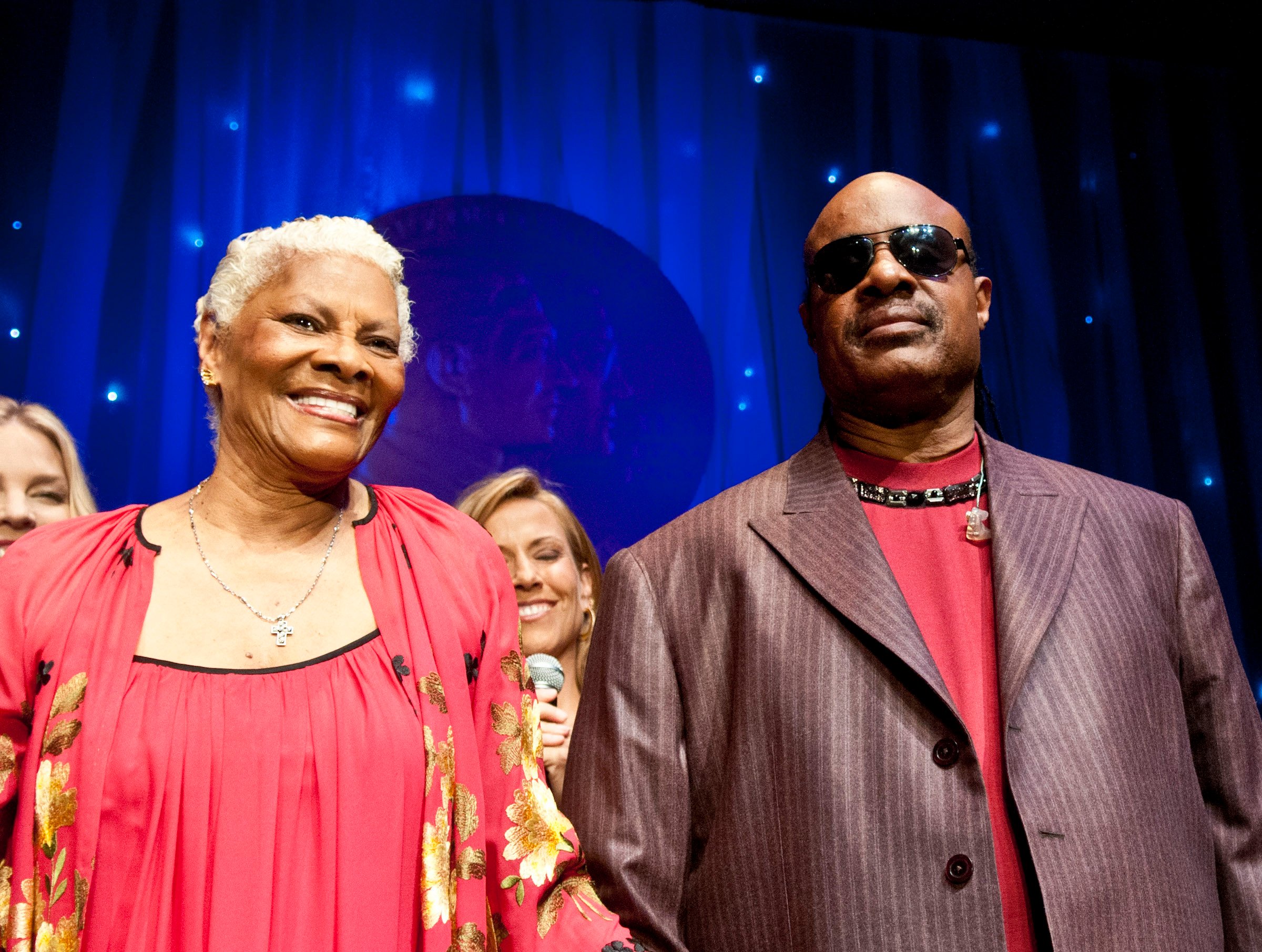 Dionne Warwick and Stevie Wonder standing next to each other