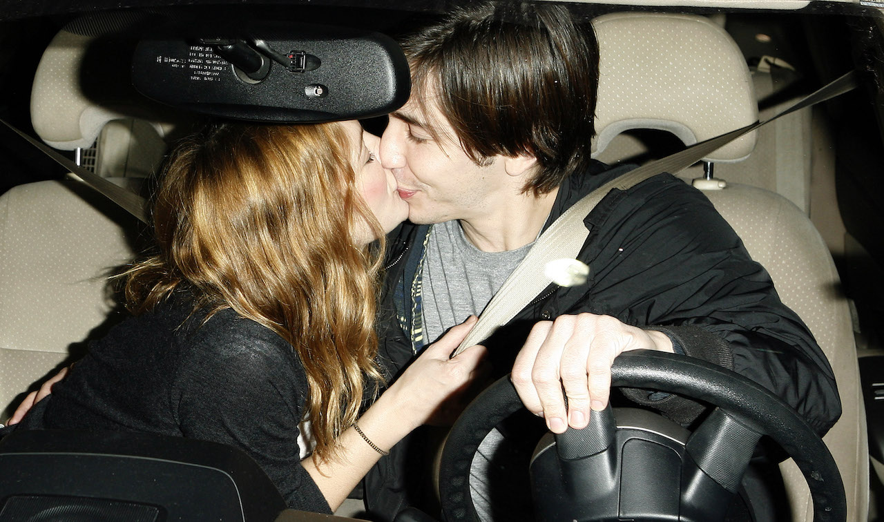 When they were a couple, Drew Barrymore and Justin Long were spotted kissing in a car in 2008