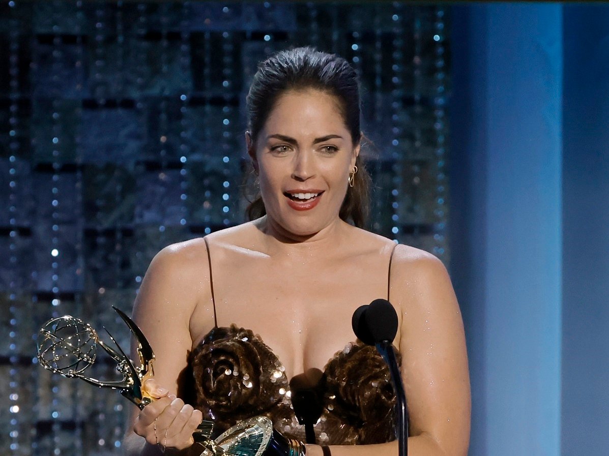 'General Hospital' star Kelly Thiebaud wearing a brown dress and holding a Daytime Emmy.