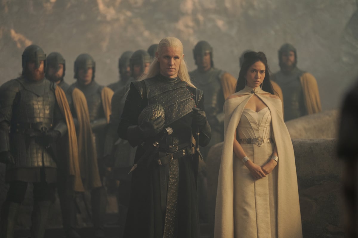 Daemon Targaryen et Lady Mysaria dans House of the Dragon, debout devant Peyredragon. 