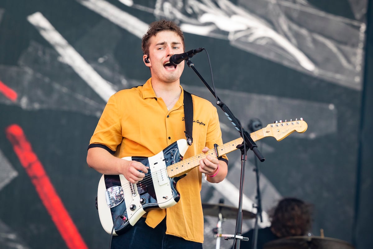 Is Sam Fender related to Fender Guitars